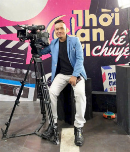 Nghệ sĩ Nguyễn Tiến – người đưa nghệ thuật tranh cát động Vi 